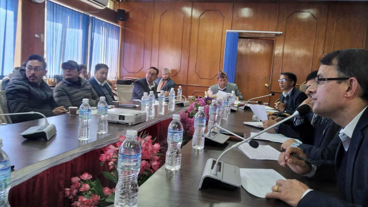 सडक निर्माण सम्पन्न गर्ने निर्माण व्यवसायीकाे प्रतिबद्धता